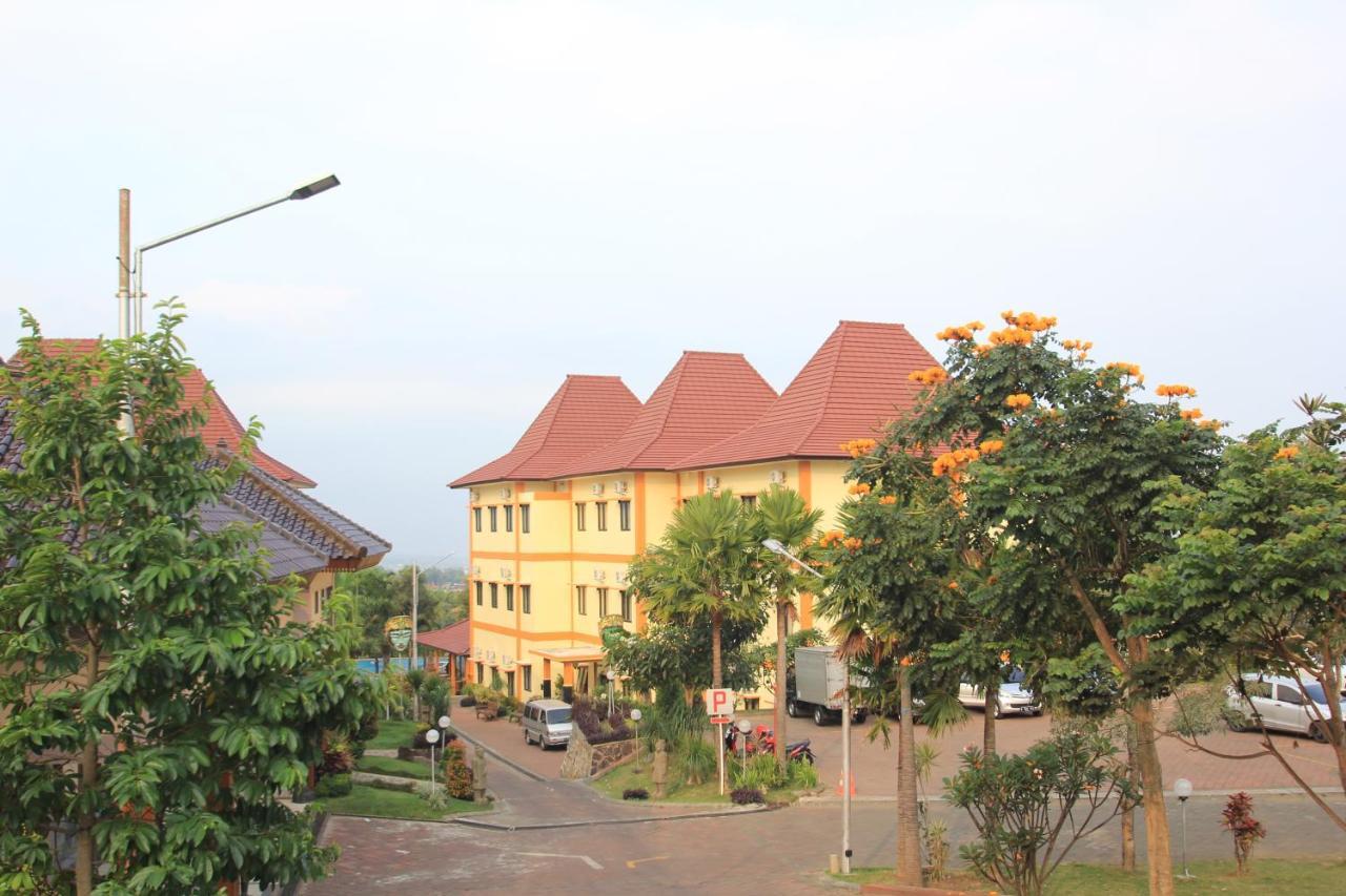 Ciptaningati Hotel Batu  Exterior photo